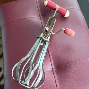 🤑Vintage Handheld Egg Beater with Red Handle